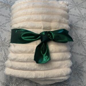 Luxurious Cream Throw Blanket with Green Ribbon NWOT 50”x60”